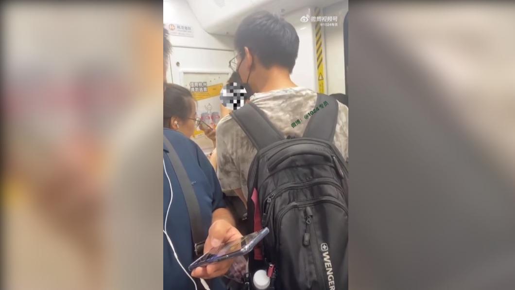 女子不忍男子連環「對不起」並移步到另一車廂。(圖 / 翻攝自微博@1024專員)