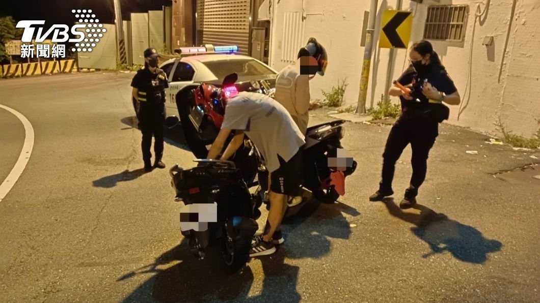 警方清查當時上山車聚的駕駛。（圖／TVBS）