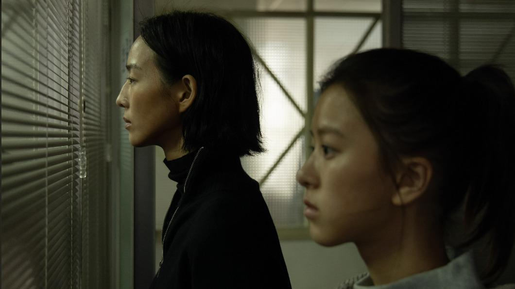 張鈞甯、項婕如合作《查無此心》感情好，兩人片場上演「薑糖傳情」 。（圖／華映提供）
