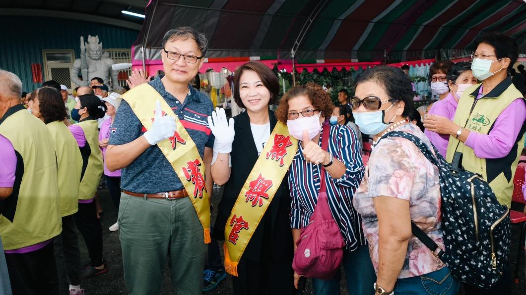 徐富癸(左1)與周春米。(圖/翻攝自徐富癸臉書)