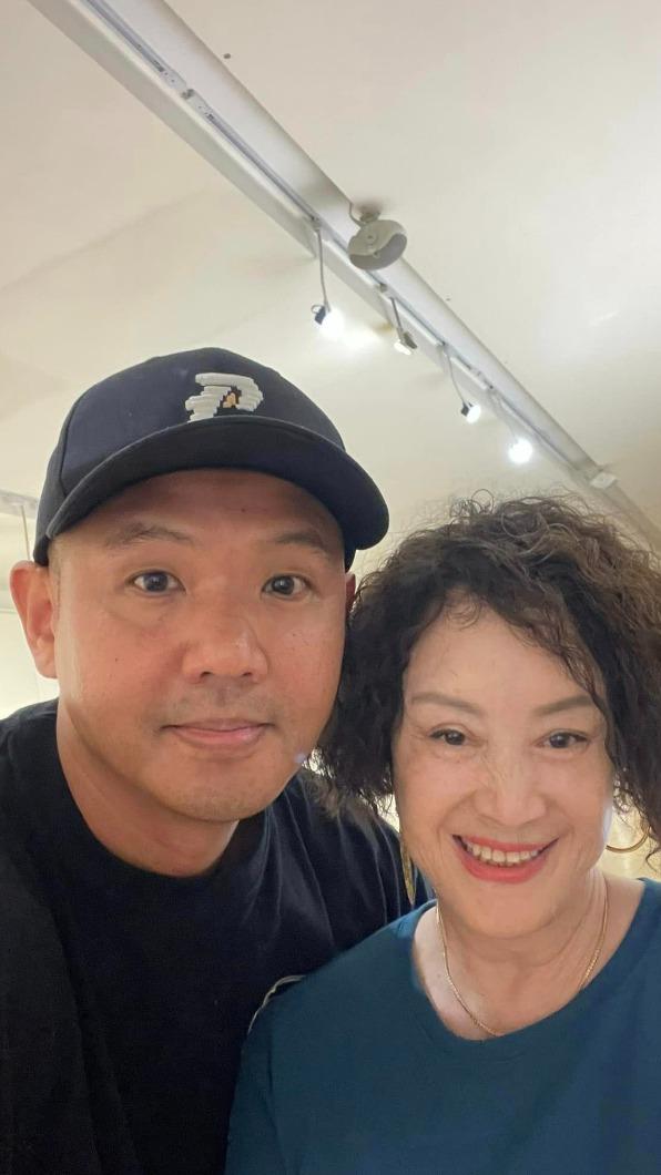 黑人與韓湘琴自拍,臉明顯腫一圈。(圖/翻攝自韓湘琴臉書)