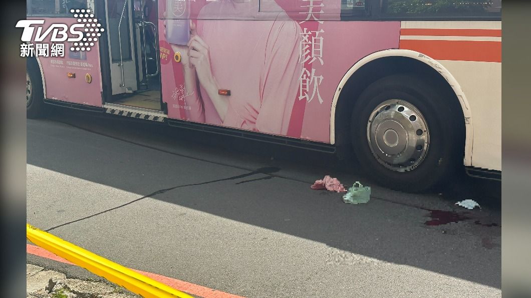 行人遭撞後一度受困車底。（圖／TVBS）