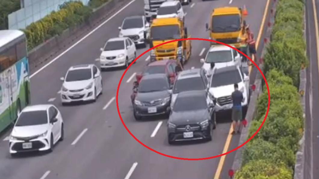 快訊/國1北上彰化6車撞一團、傷亡不明 車流嚴重回堵