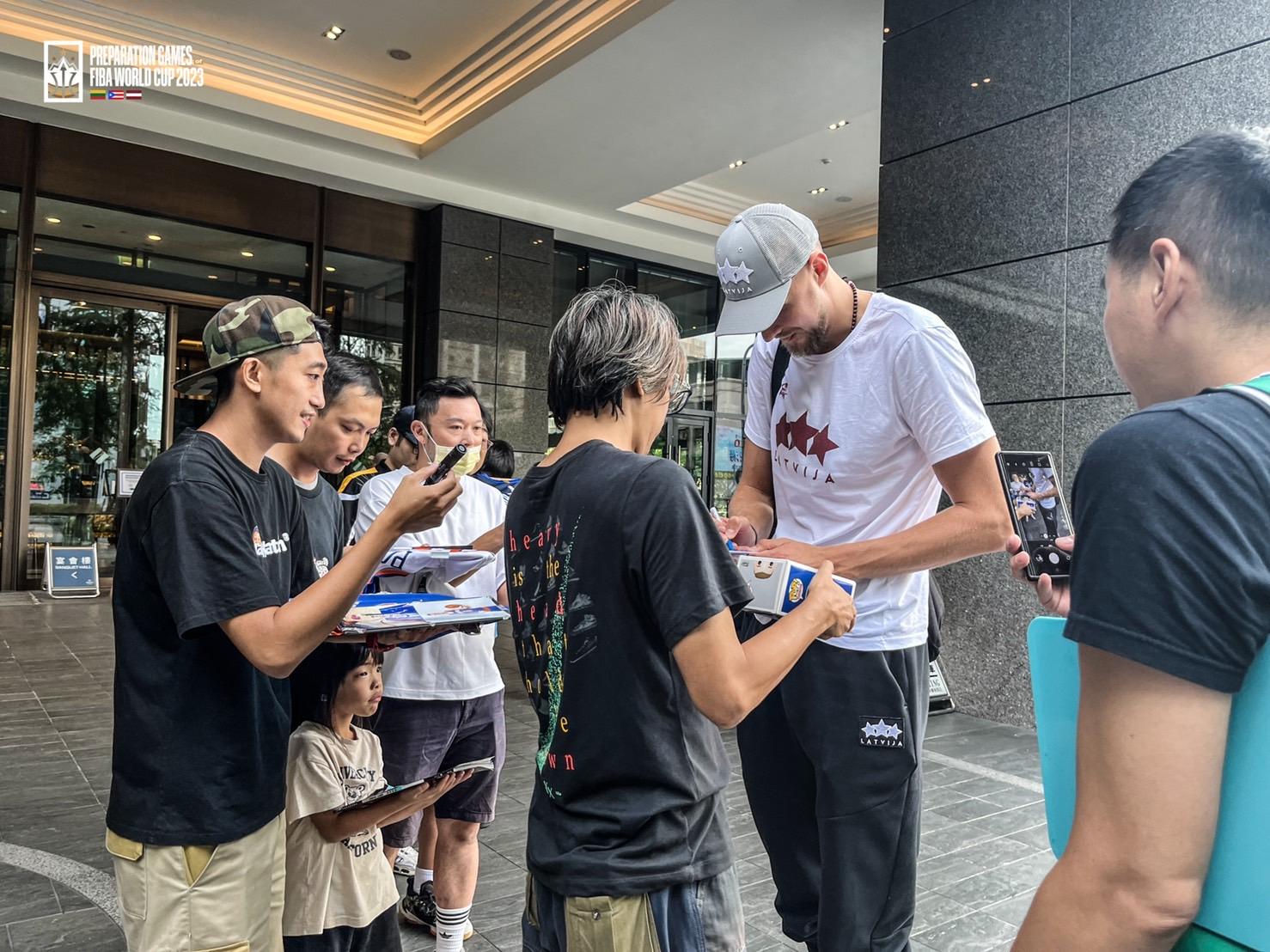 Kristaps Porzingis抵台,大批粉絲守候拍照簽名。(圖/悍創運動行銷提供)