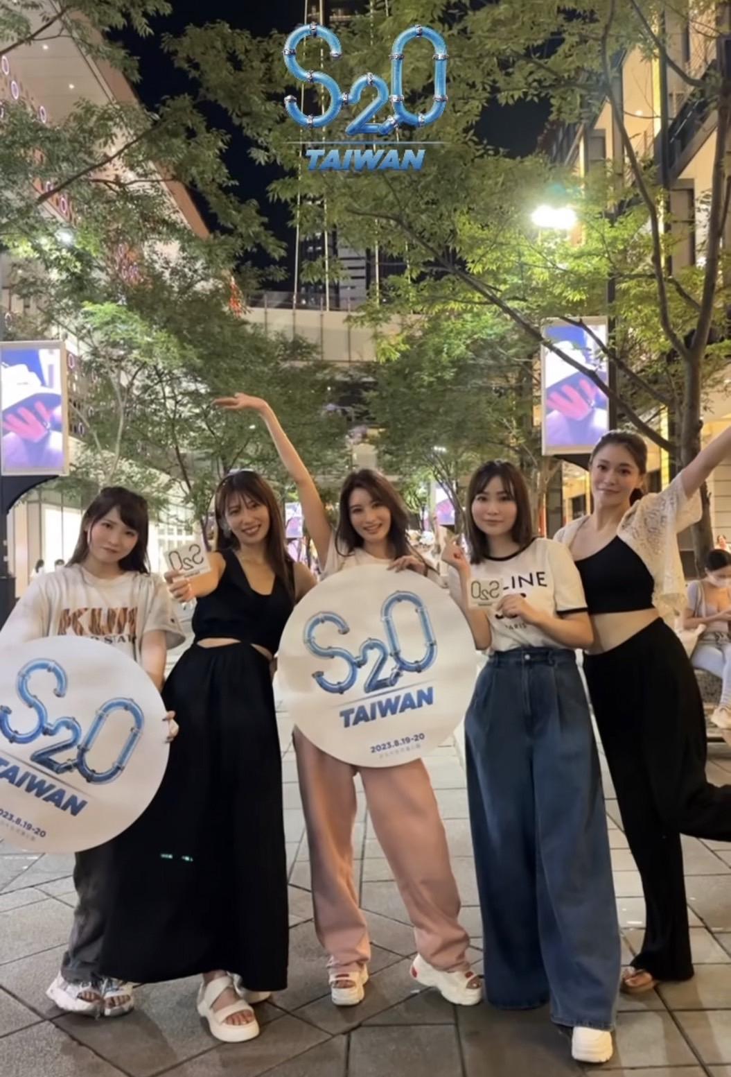 左起樞木葵、山岸綺花、相澤南、河合明日菜及橘瑪麗赴信義區宣傳。(圖/翻攝自S2O Taiwan潑水音樂節IG)