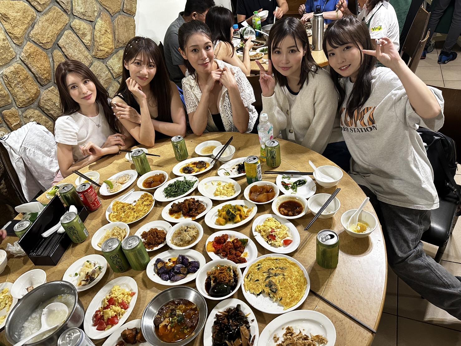 5位女優大啖清粥小菜。(圖/廖福生攝)