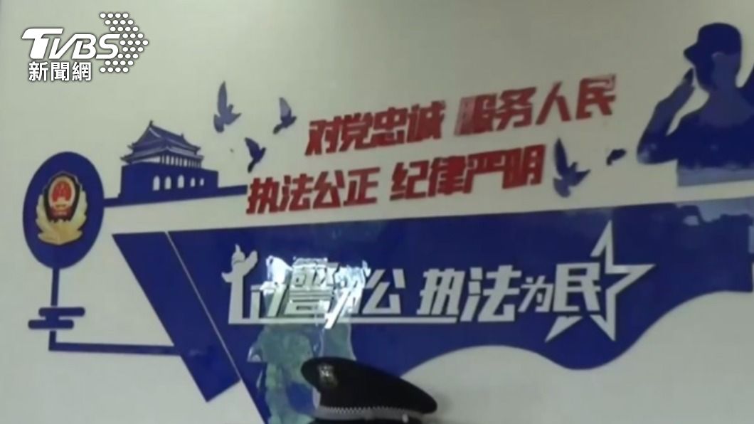 詐騙集團假扮大陸公安,自製假背板。(圖/TVBS)