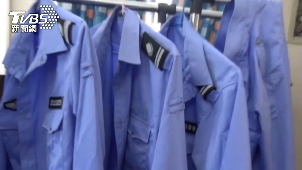 現場還有公安制服和警帽。(圖/TVBS)