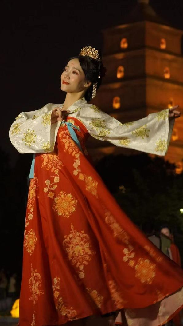 范瑞君在西安穿古裝街拍，被攝影師誤以為是學舞蹈的。金星文創