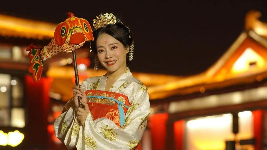 范瑞君穿古裝上街「買炸雞」　愛女傻眼喊：媽媽瘋了