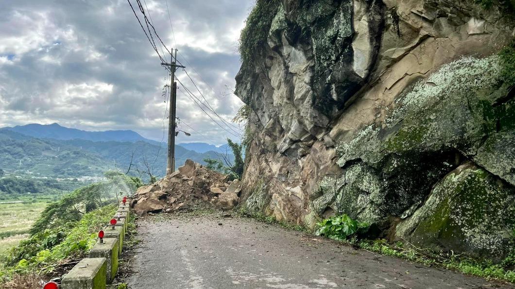 台中暴雨釀東勢路面破大洞 新社巨石擋道搶通