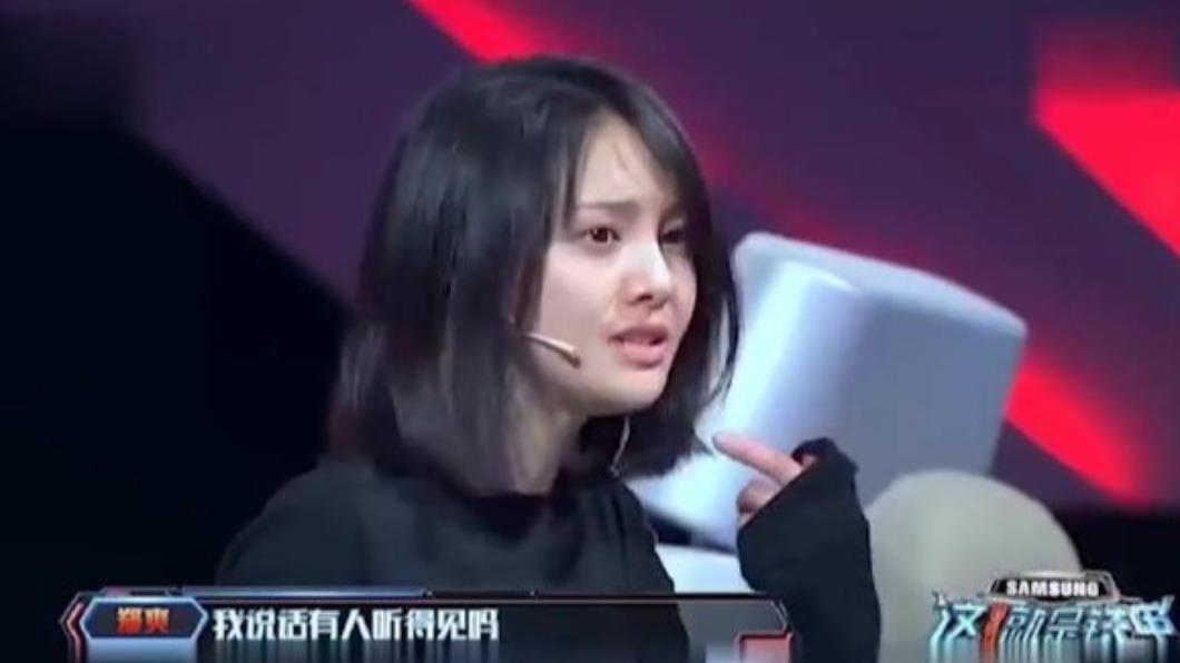 鄭爽在節目中向工作人員反應問題遭到無視。(圖/翻攝自微博)