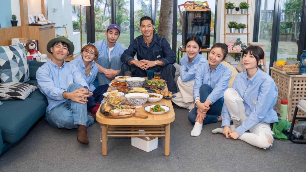 AKIRA(中)與班底們一起聚餐。(圖/TVBS)