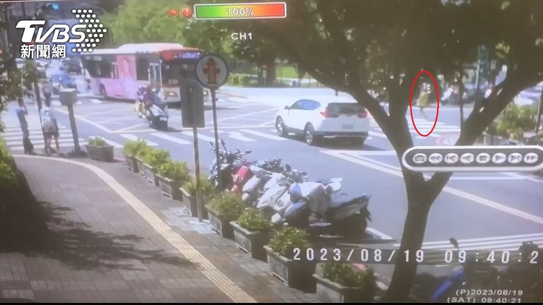 監視器拍下老翁過馬路的身影。(圖/TVBS)