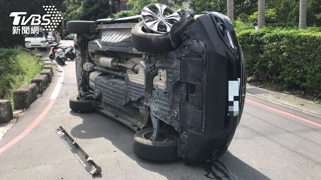 一家開車出遊下山竟翻覆3人傷 只因輾到石頭