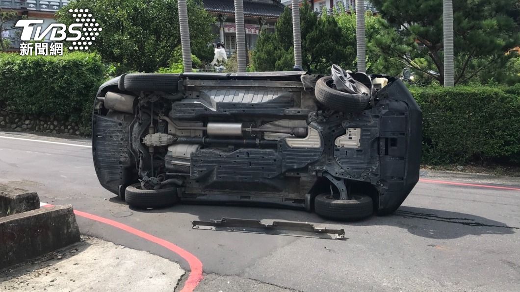 駕駛疑似路況不熟，車輪輾到路旁石塊。（圖／TVBS）