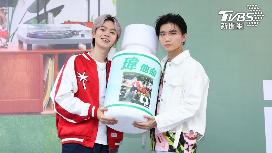 瑋瑋(左)收到哥哥哲哲送的「瑋」他命。(圖/趙世平攝)
