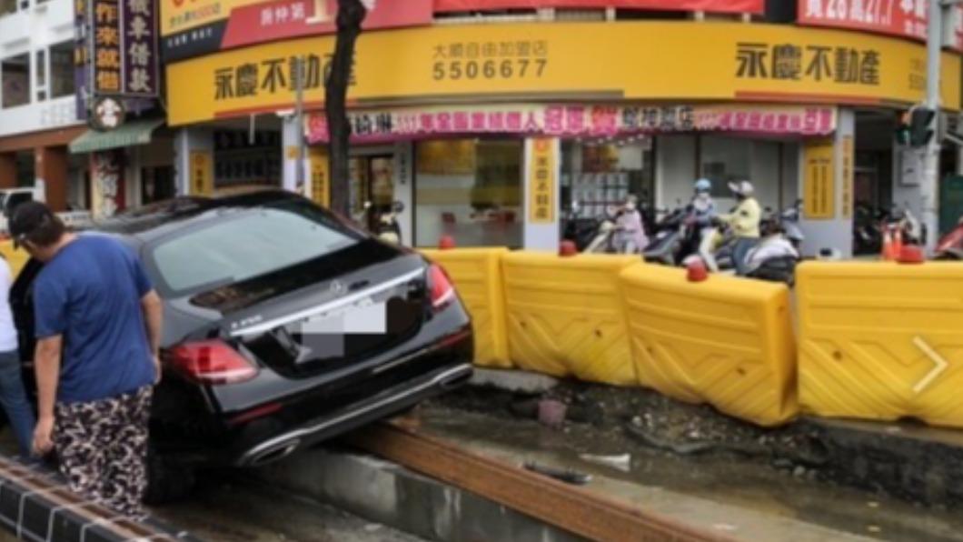 賓士車衝入工地，導致部分材料毀損。（圖／記者爆料網）