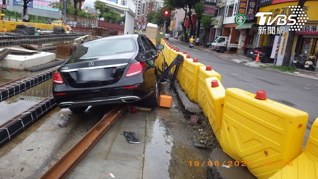 快訊/賓士遭「違規左轉」撞上 衝進高雄輕軌工地刁車