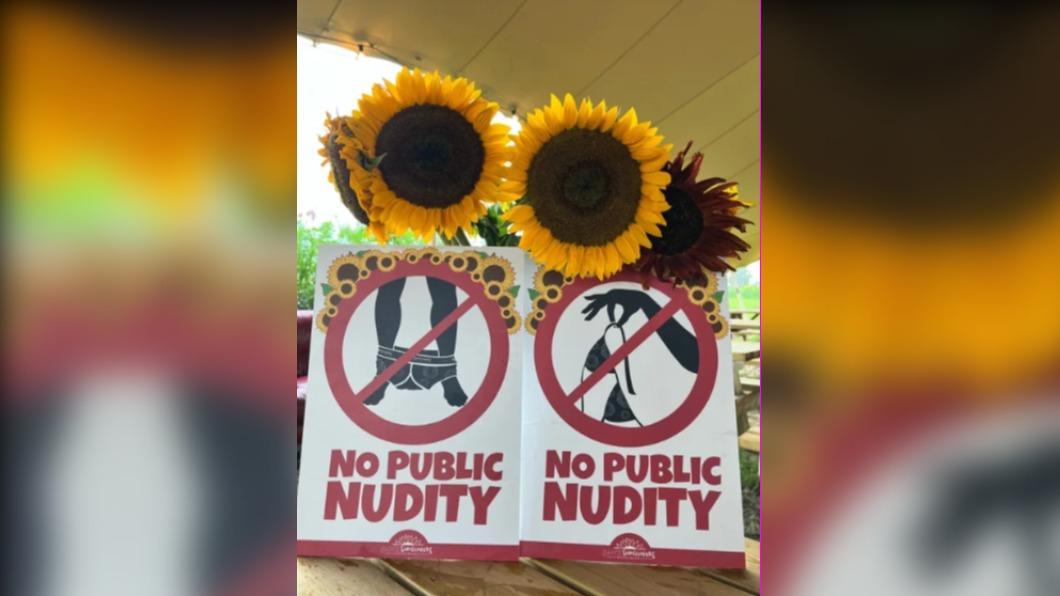 農場在向日葵花田旁邊立起告示牌,要求民眾不可以公開全裸。(圖/翻攝自《CNN》)
