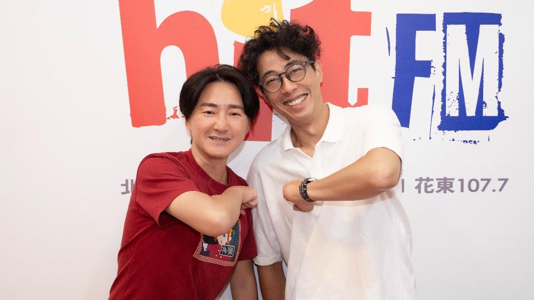 姚小民（左）笑說自己的筆名是「林白」，被馬念先虧太中二。（圖／Hit Fm聯播網提供）