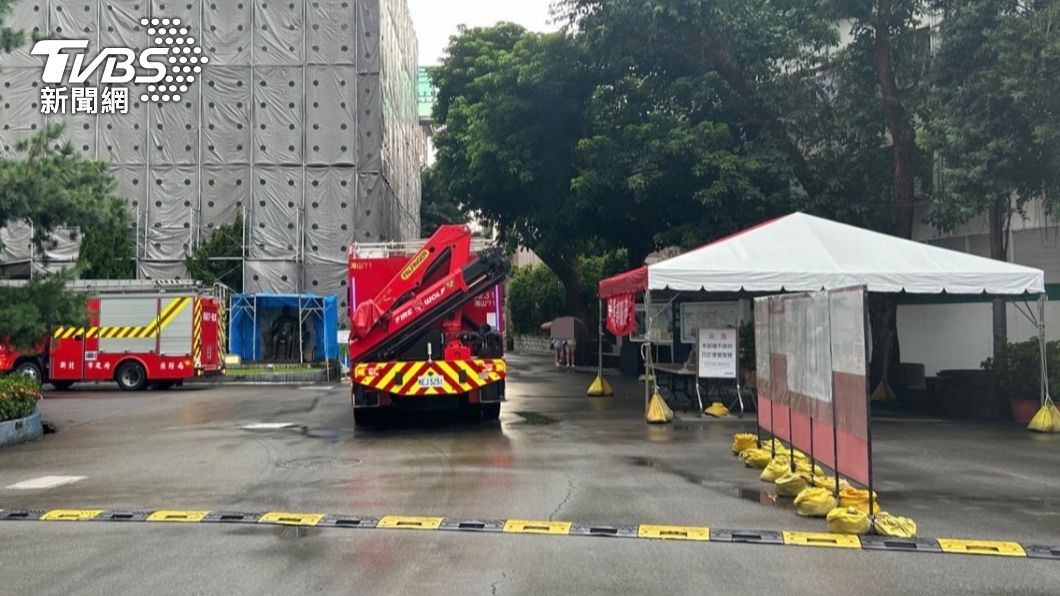 警消獲報到場將她緊急送醫。（圖／TVBS）