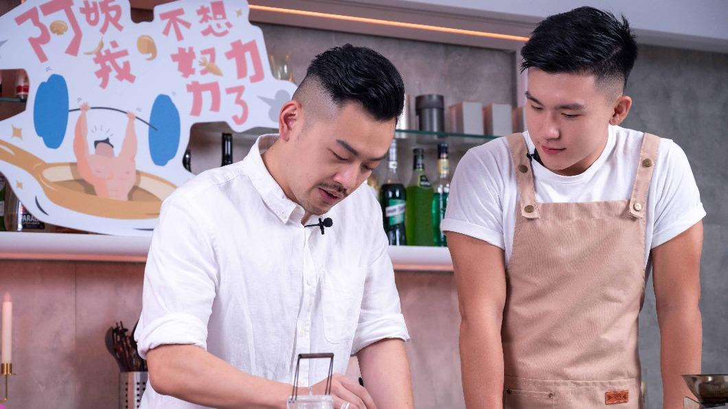77老大(左)上節目教Robert做魚料理。(圖/后花園娛樂提供)