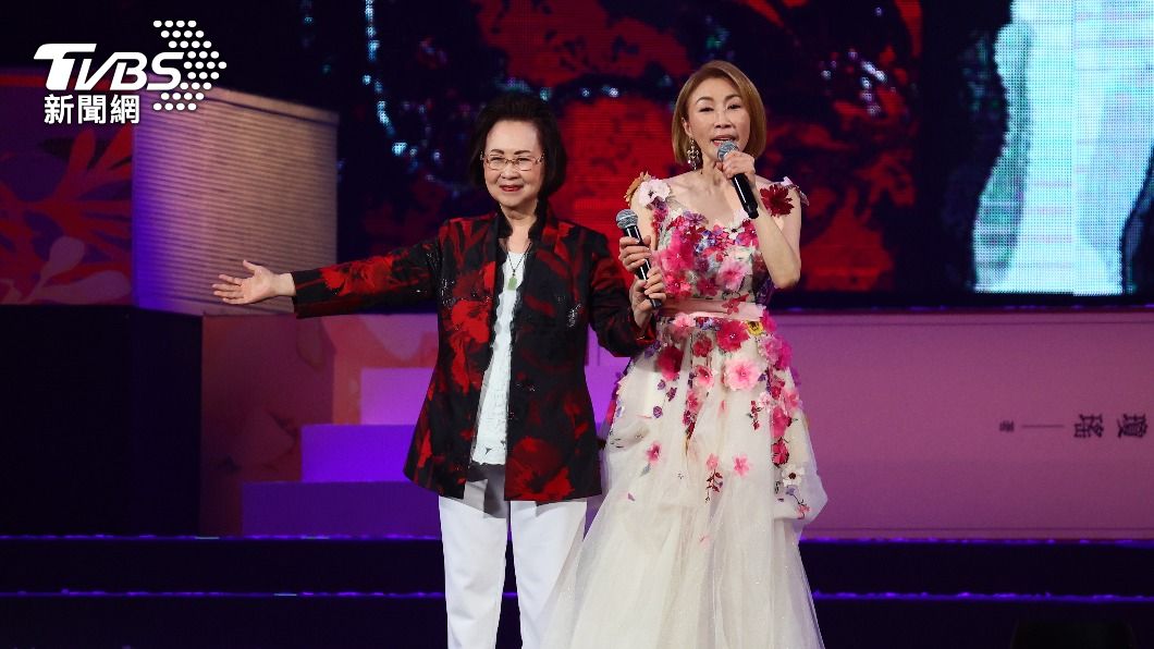 李翊君(右)相當感謝瓊瑤給她機會,獻唱連續劇《婉君》片頭曲。(圖/張哲鳴攝)