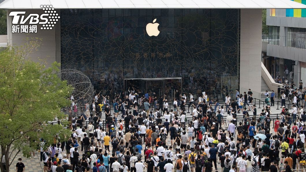 北京三里屯2020年蘋果旗艦店開幕時的人潮。（圖／達志影像美聯社）