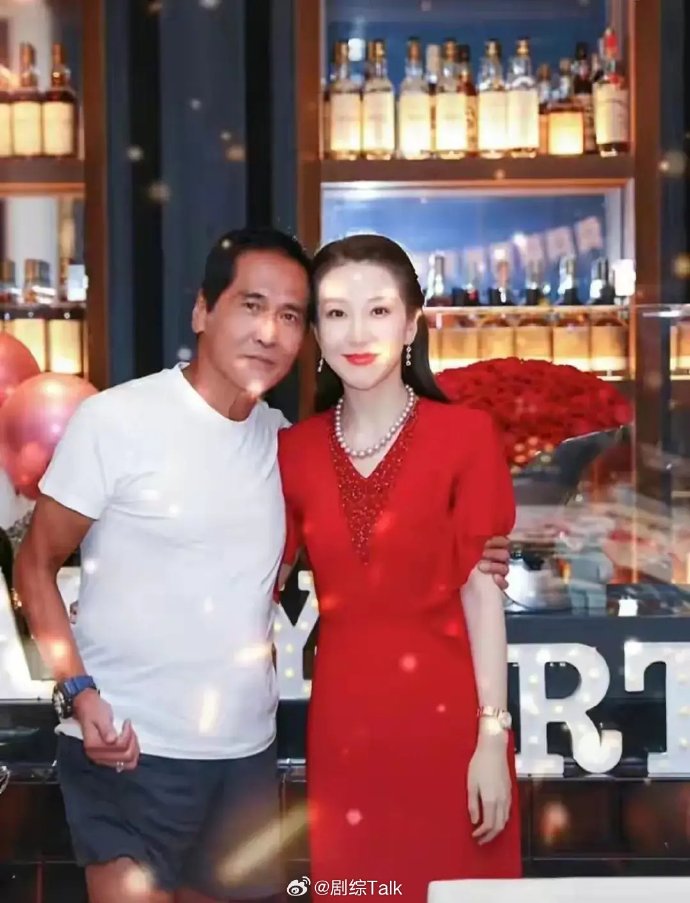 齊秦與周波合影。(圖/翻攝自微博)