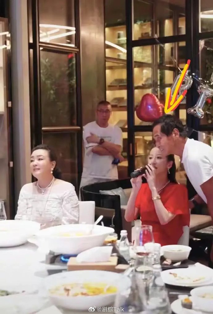 齊秦彎下腰聆聽周波歌喉。(圖/翻攝自微博)