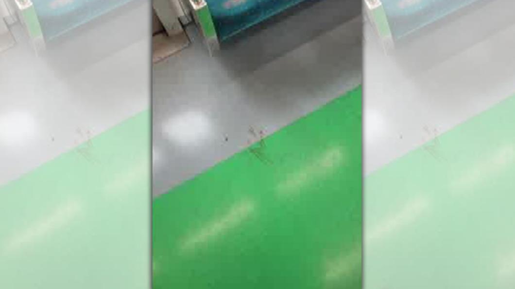 地鐵車廂留有血跡。(圖/翻攝自韓網)