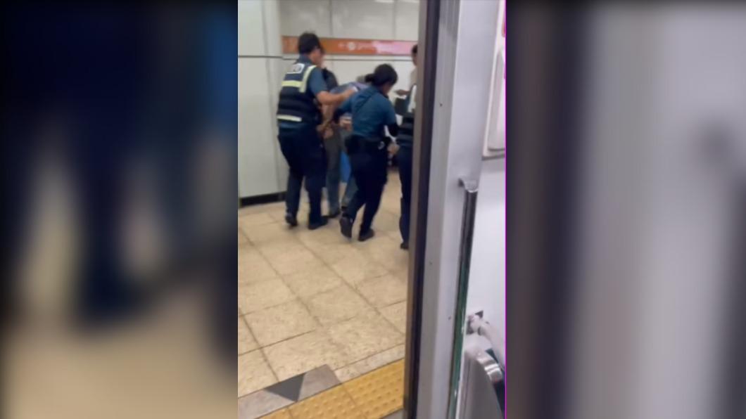 嫌犯遭警方逮捕壓制。(圖/翻攝自韓網)