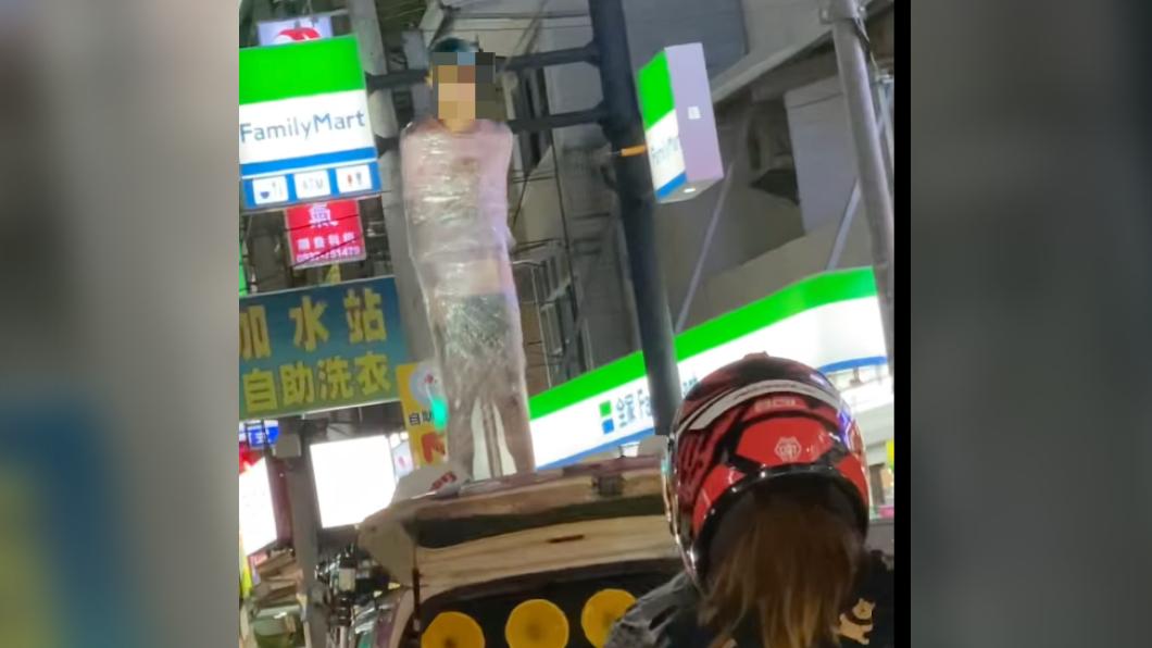 壽星被綁在車上遊街示眾。（圖／民眾提供）
