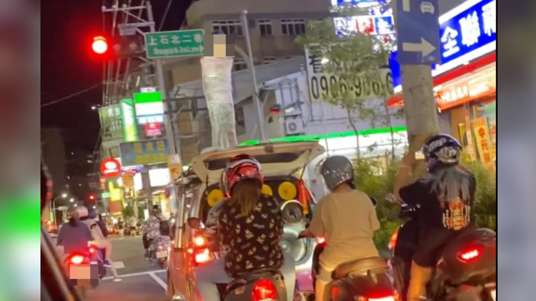 壽星被包緊緊引起用路人圍觀。（圖／民眾提供）