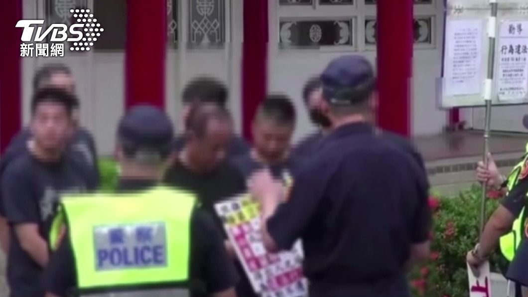 中山警分局長陳金城現場舉牌並下令解散。（圖／TVBS）