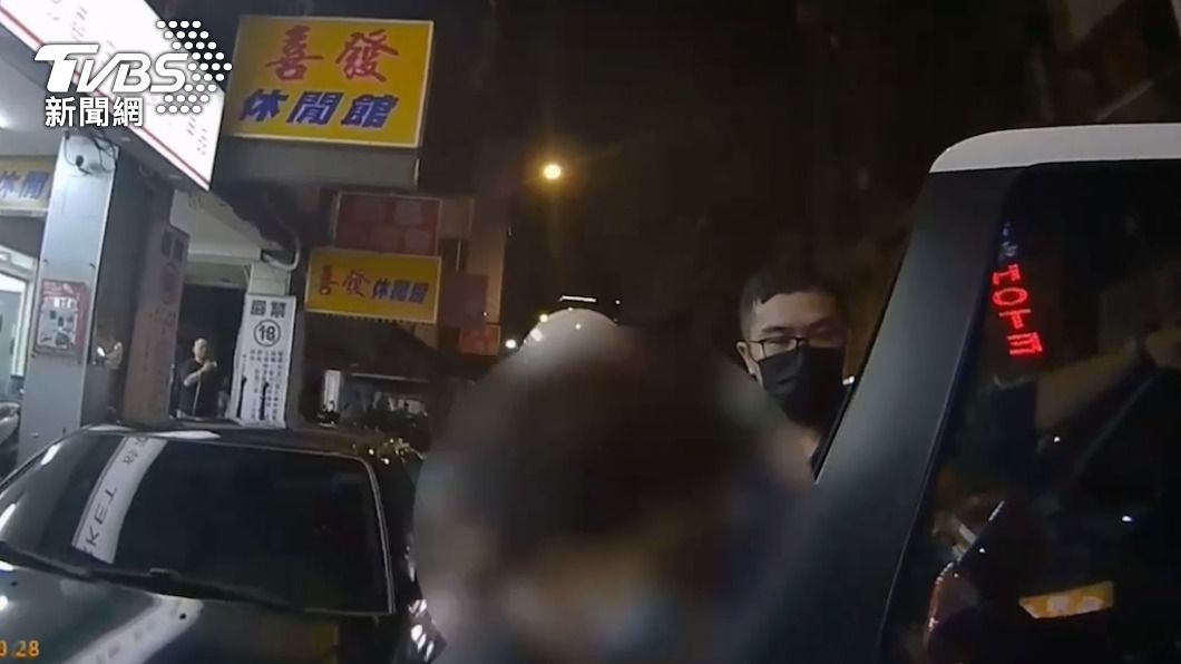 犯嫌遭警方帶回。(圖/TVBS)