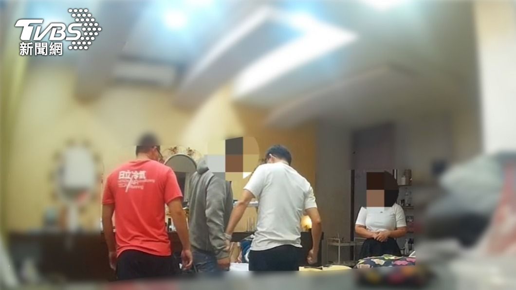 警方假扮冷氣工、美甲店員工，埋伏逮捕面交的陳姓車手。（圖／TVBS）