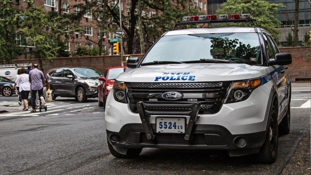 美男失控狂吼:我要X你! 警察抓人慘被「咬耳朵」縫20針