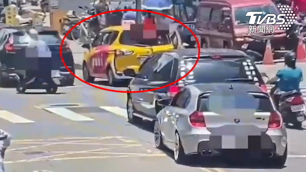 兩人從計程車下車後，就將後背包遺落在車內。（圖／TVBS）