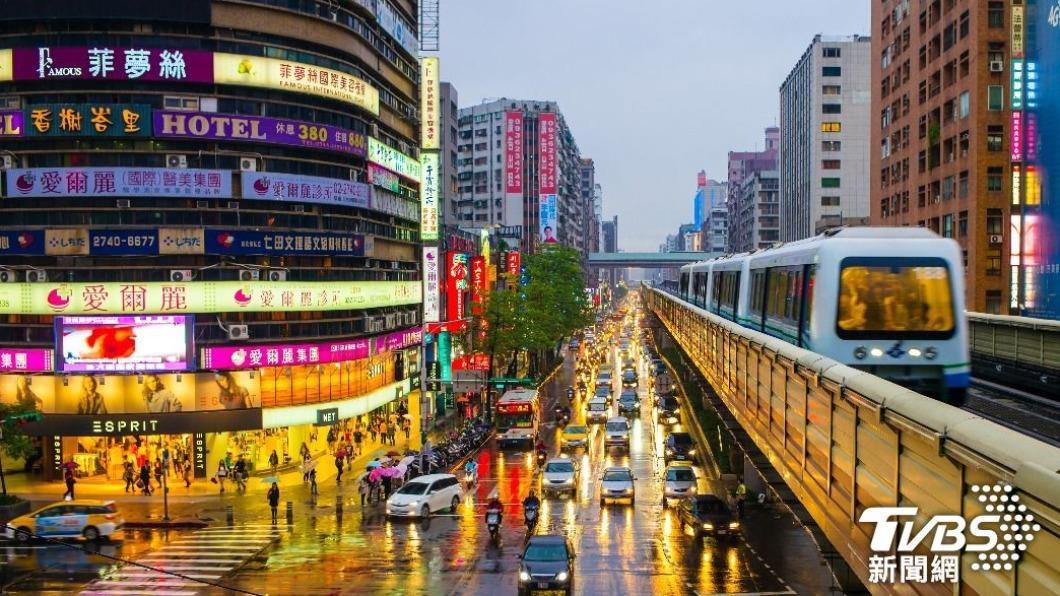 台超額儲蓄率高!開發金融投資 四五年級生「好命錢」轉化新基建