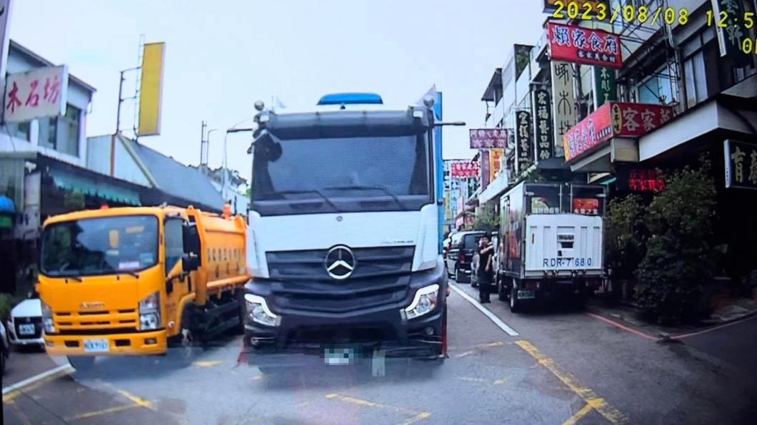賓士聯結車雙黃線逆向閃大燈逼讓! 駕駛怒轟「苗栗無政府」
