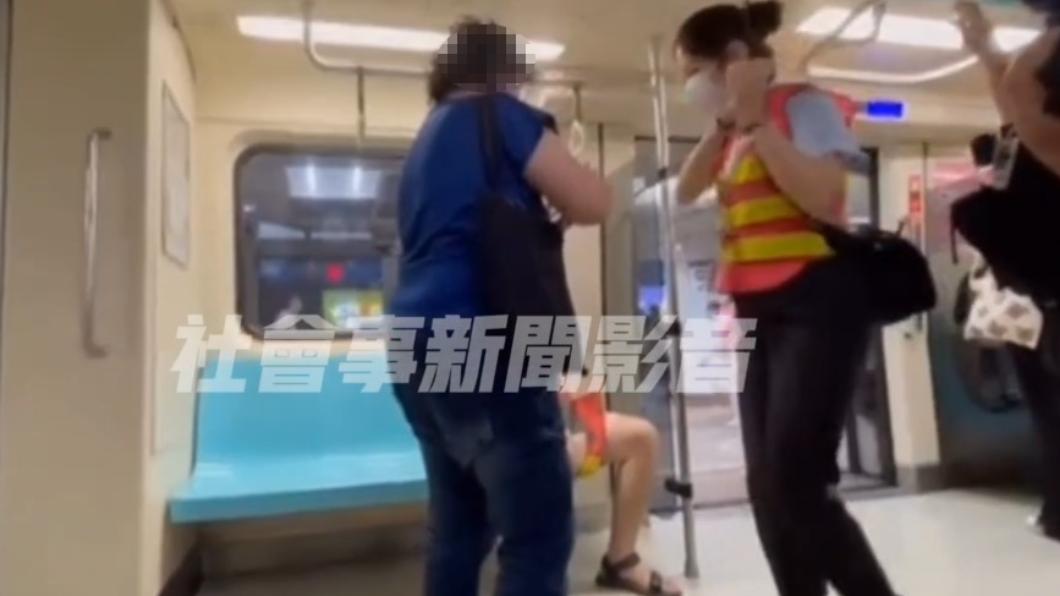 因她情緒激動,民眾索性通報站務人員到場。(圖/翻攝自社會事新聞影音)