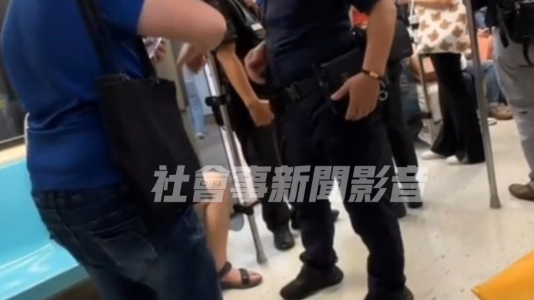 因站長表示拒載,站務人員會同捷運警察到場將藍衣大姐勸離。(圖/翻攝自社會事新聞影音)