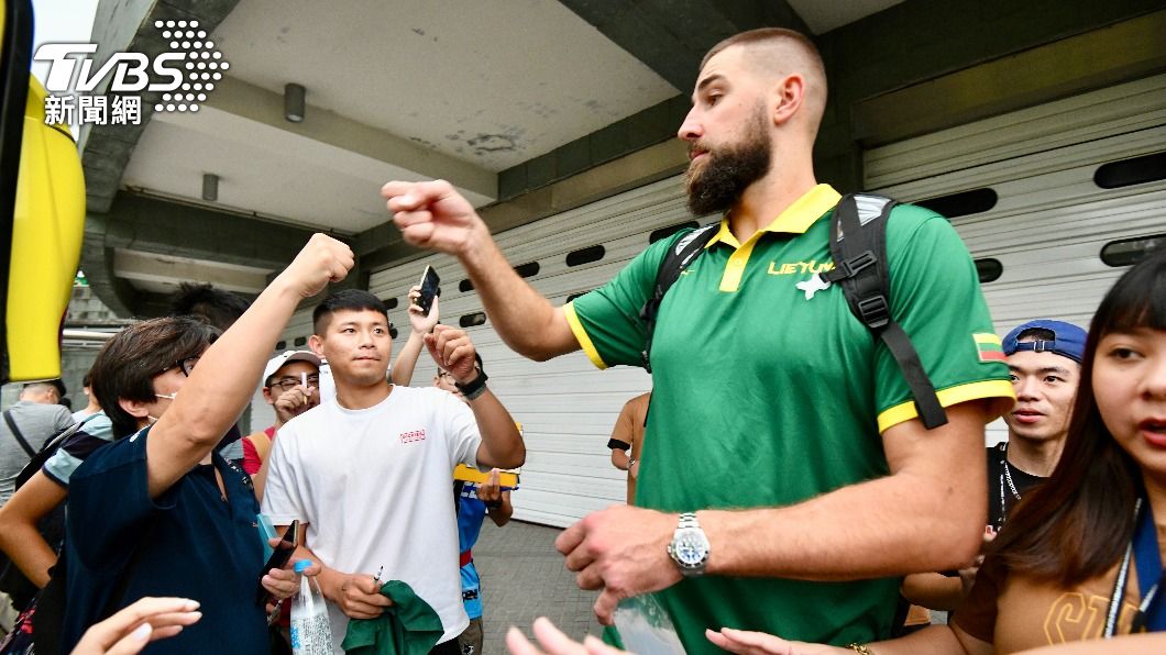 圖輯/NBA鵜鶘中鋒在台球星見面會 零距離互動超親民