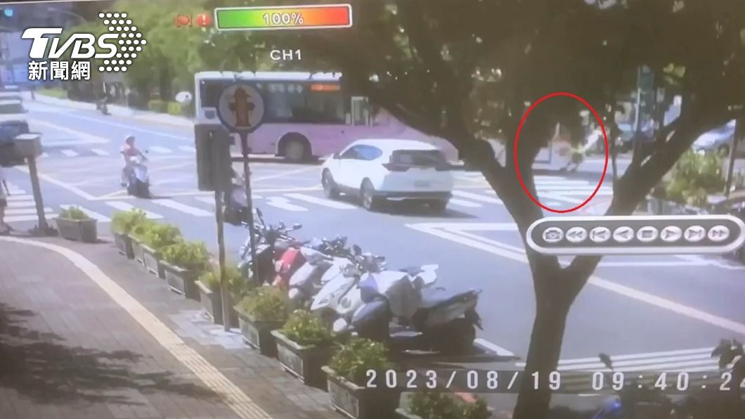 監視器拍下撞擊瞬間。(圖/TVBS)