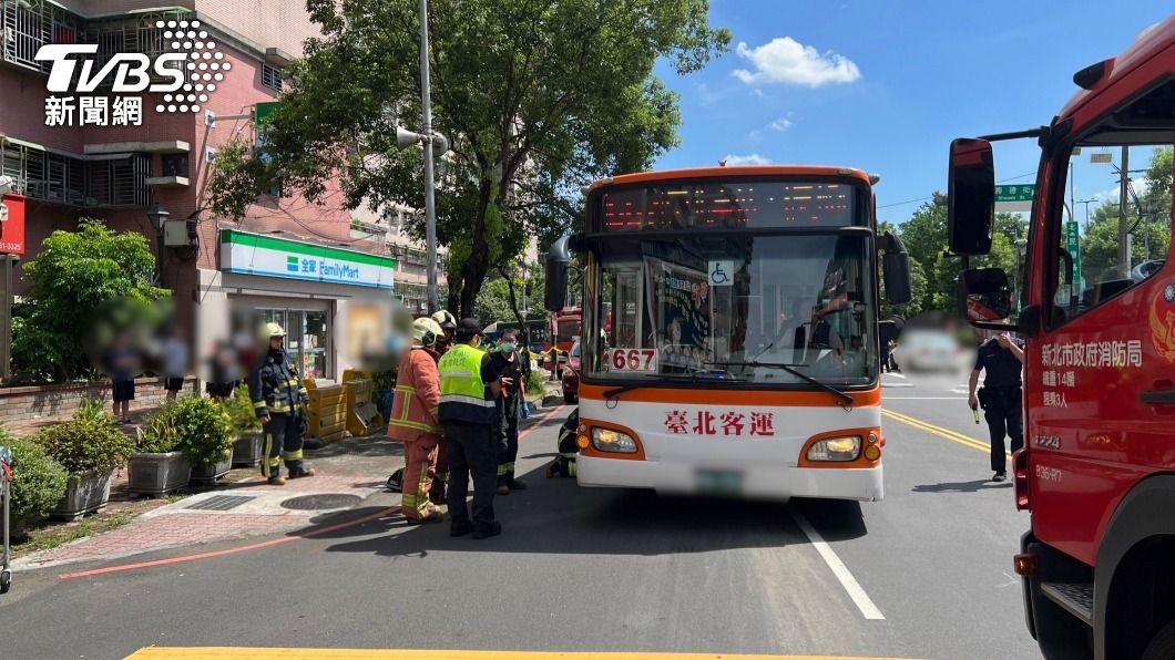 老翁被公司撞倒後受困車底。(圖/TVBS)