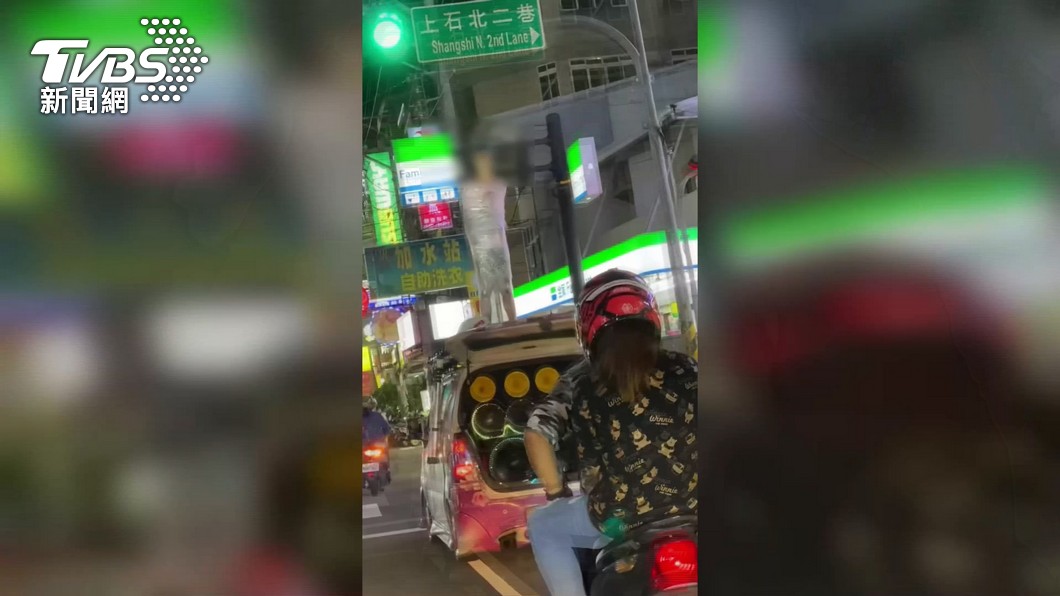 恐怖慶生！　25歲生日遭「綁車頂」鋼管當街遊行