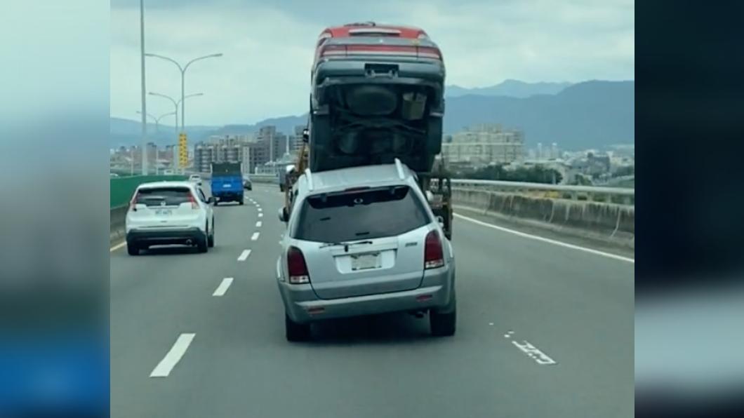 拖吊車上的2輛報廢車相疊。(圖/翻攝自抖音)