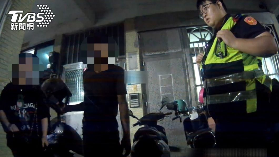 警方上門查緝逃逸移工。(圖/TVBS)